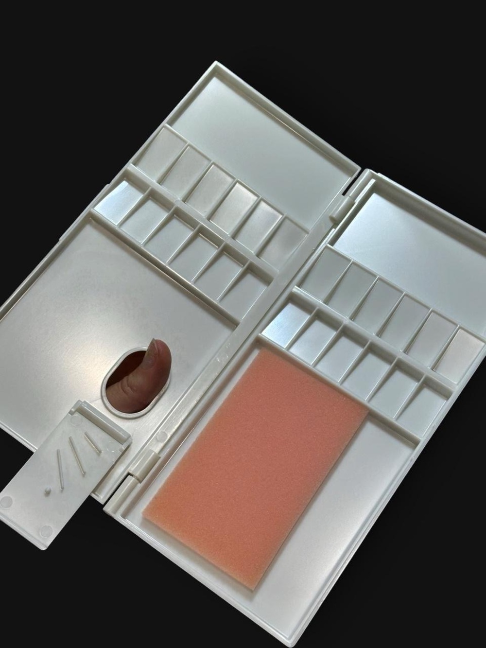 Vintage White Makeup Palette with Peach Sponge Insert